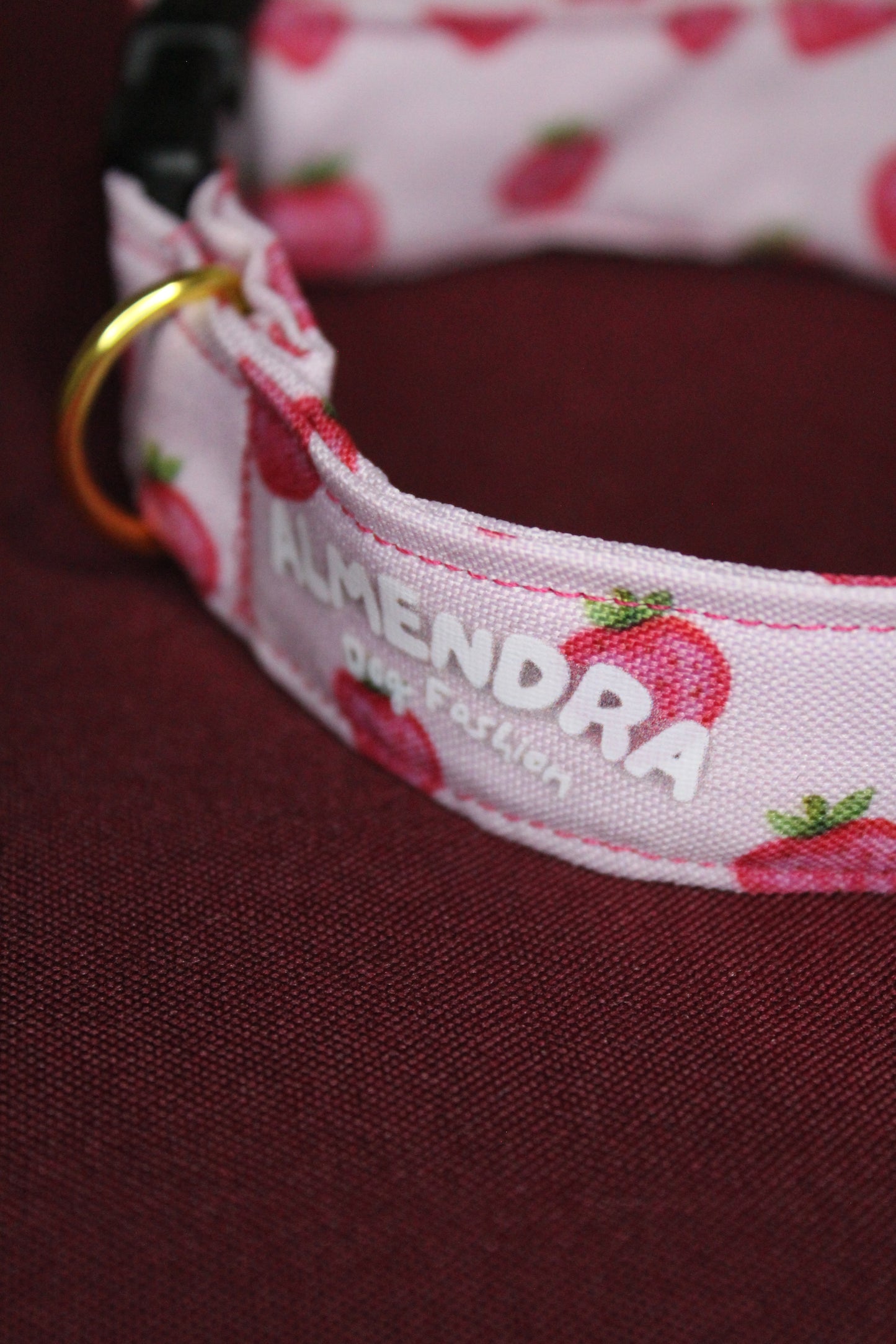 Collar Strawberry Romance